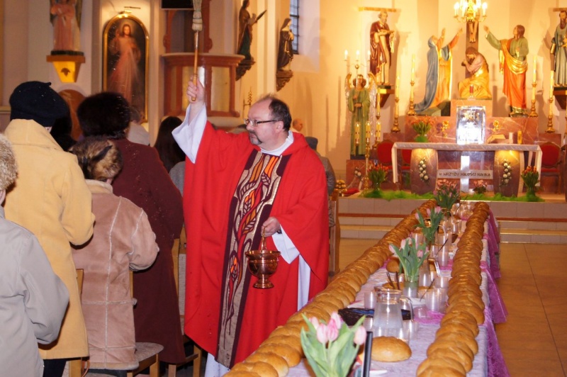 Zdjęcie w galerii na portalu naszwodzislaw.com: Po liturgii wierni zabrali pożywienie wiadomości z regionu