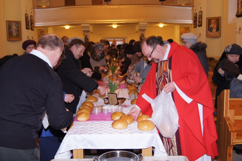 Zdjęcie w galerii na portalu naszwodzislaw.com: Po liturgii wierni zabrali pożywienie wiadomości z regionu
