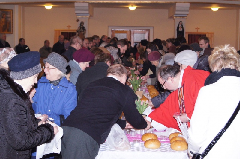 Zdjęcie w galerii na portalu naszwodzislaw.com: Po liturgii wierni zabrali pożywienie wiadomości z regionu