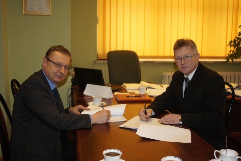 Zdjęcie w galerii na portalu naszwodzislaw.com: Wójt podpisał umowę z Remont-exem wiadomości z regionu