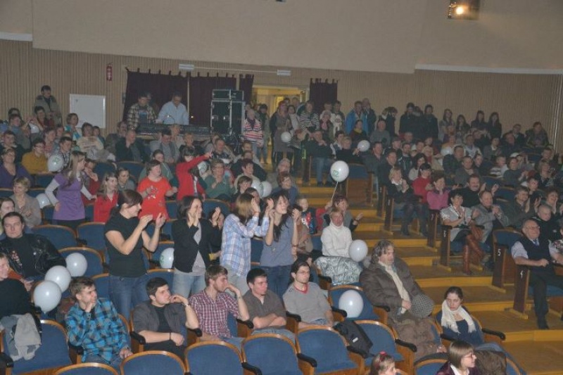 Zdjęcie w galerii na portalu naszwodzislaw.com: Zakochani wypuścili lampiony do nieba wiadomości z regionu