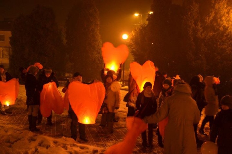 Zdjęcie w galerii na portalu naszwodzislaw.com: Zakochani wypuścili lampiony do nieba wiadomości z regionu