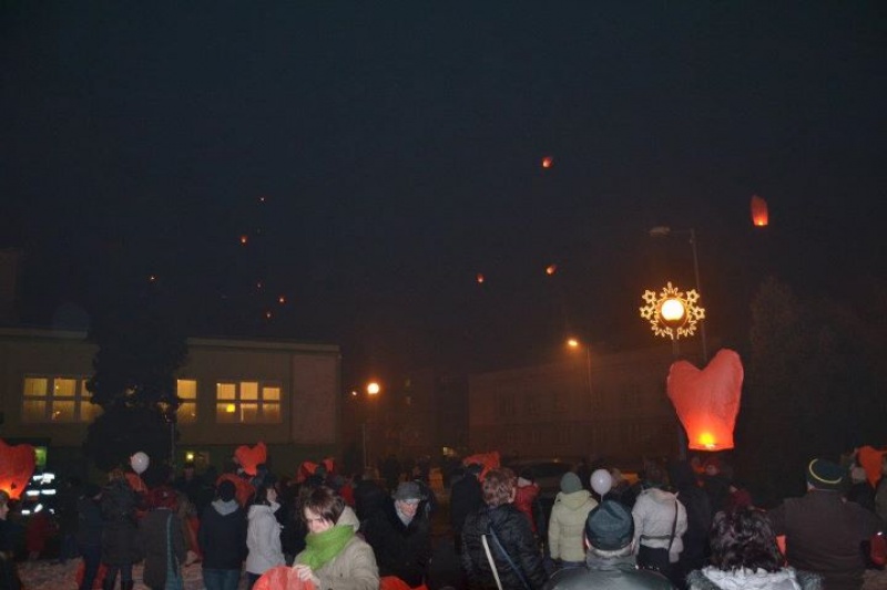 Zdjęcie w galerii na portalu naszwodzislaw.com: Zakochani wypuścili lampiony do nieba wiadomości z regionu