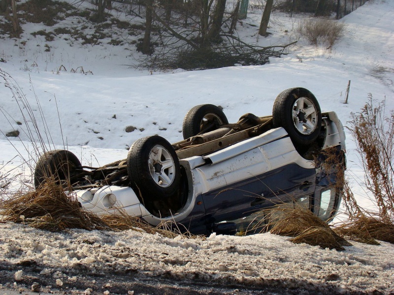 Zdjęcie w galerii na portalu naszwodzislaw.com: Suzuki grand vitara w rowie wiadomości z regionu