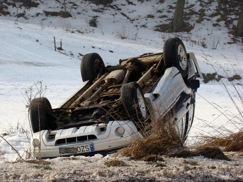 Zdjęcie w galerii na portalu naszwodzislaw.com: Suzuki grand vitara w rowie wiadomości z regionu