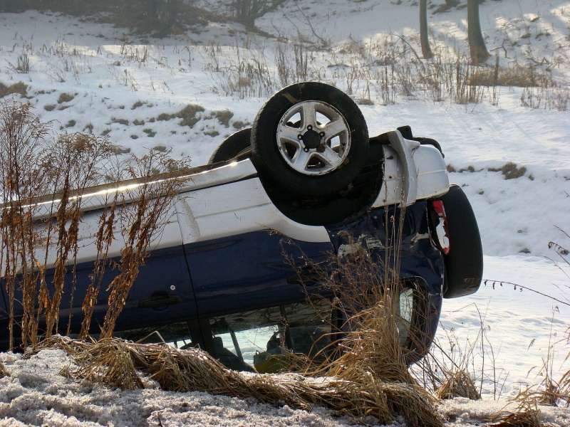 Zdjęcie w galerii na portalu naszwodzislaw.com: Suzuki grand vitara w rowie wiadomości z regionu