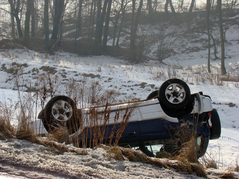 Zdjęcie w galerii na portalu naszwodzislaw.com: Suzuki grand vitara w rowie wiadomości z regionu