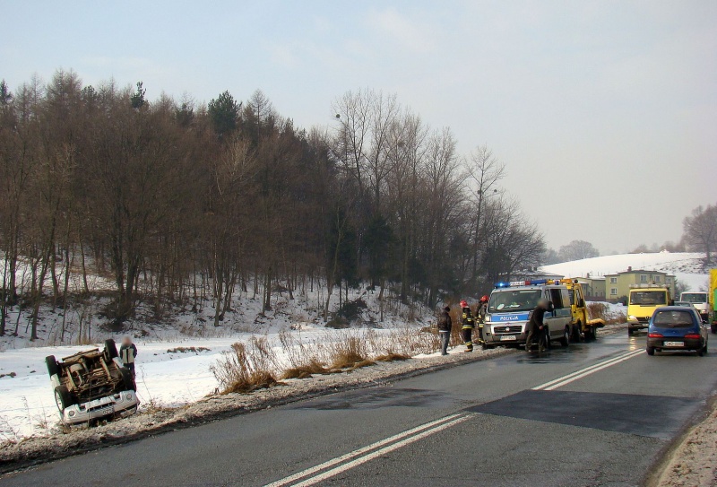 Zdjęcie w galerii na portalu naszwodzislaw.com: Suzuki grand vitara w rowie wiadomości z regionu