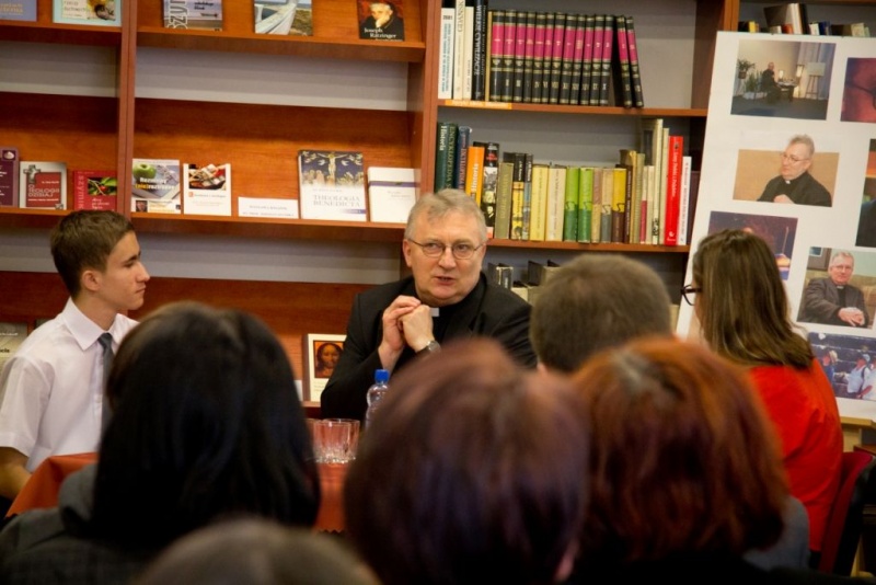 Zdjęcie w galerii na portalu naszwodzislaw.com: Ksiądz odwiedził swoją dawna szkołę wiadomości z regionu