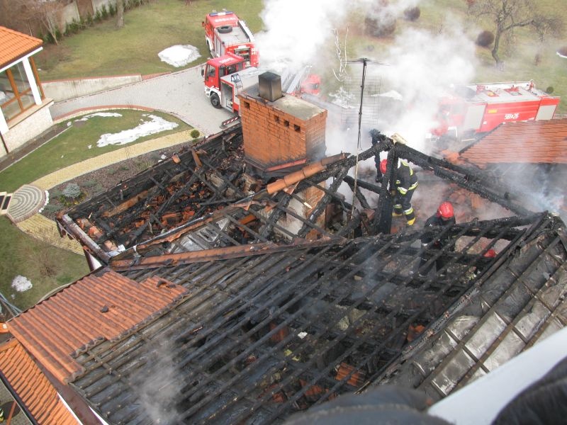 Zdjęcie w galerii na portalu naszwodzislaw.com: Pożar w domu przyjęć wiadomości z regionu