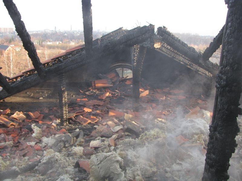 Zdjęcie w galerii na portalu naszwodzislaw.com: Pożar w domu przyjęć wiadomości z regionu