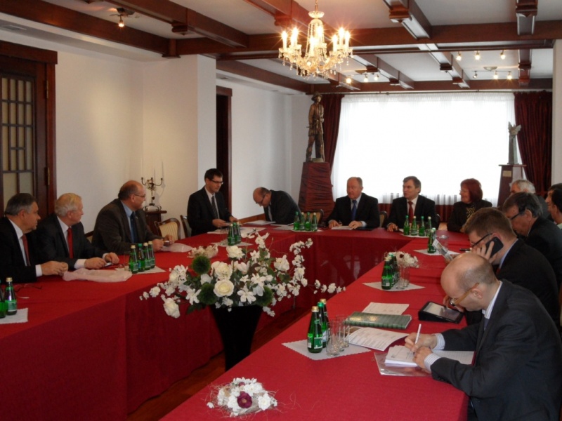 Zdjęcie w galerii na portalu naszwodzislaw.com: Na konwencie o drogach wiadomości z regionu