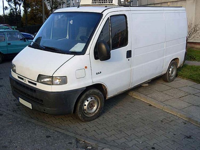 Zdjęcie w galerii na portalu naszwodzislaw.com: Mercedes całkowicie zablokował schody wiadomości z regionu