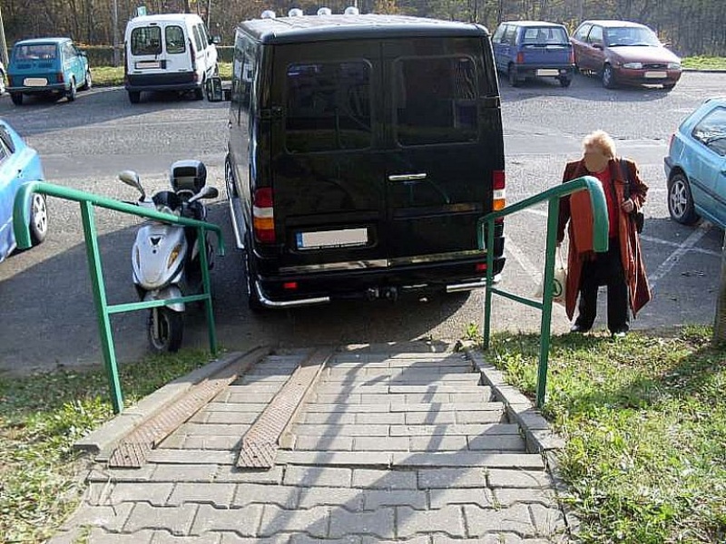 Zdjęcie w galerii na portalu naszwodzislaw.com: Mercedes całkowicie zablokował schody wiadomości z regionu