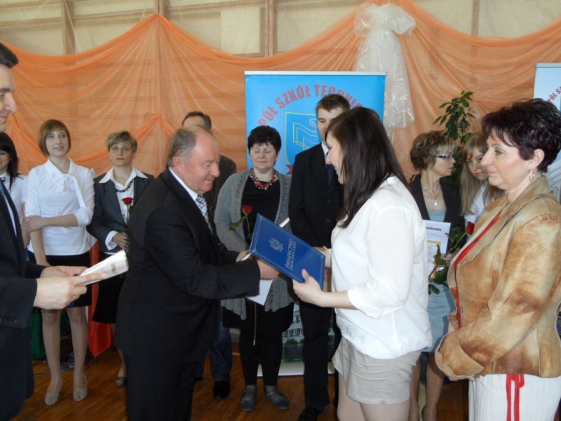 Zdjęcie w galerii na portalu naszwodzislaw.com: Maturzyści zakończyli rok szkolny wiadomości z regionu