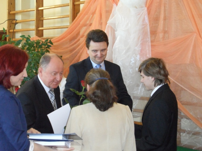 Zdjęcie w galerii na portalu naszwodzislaw.com: Maturzyści zakończyli rok szkolny wiadomości z regionu