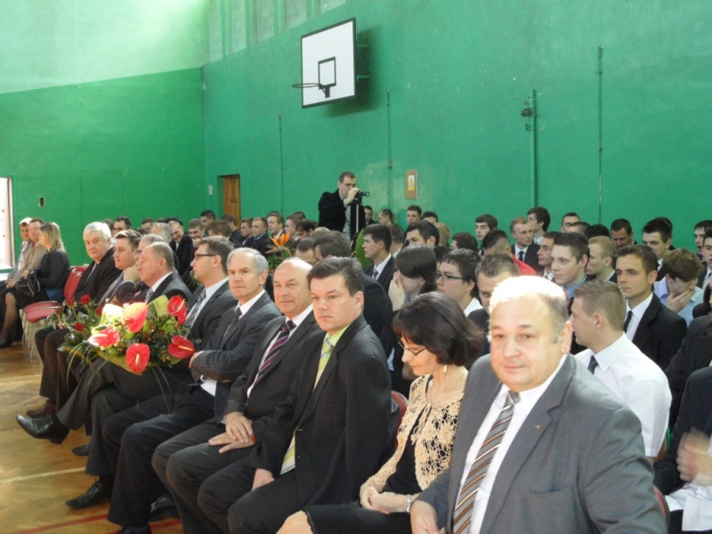 Zdjęcie w galerii na portalu naszwodzislaw.com: Maturzyści zakończyli rok szkolny wiadomości z regionu