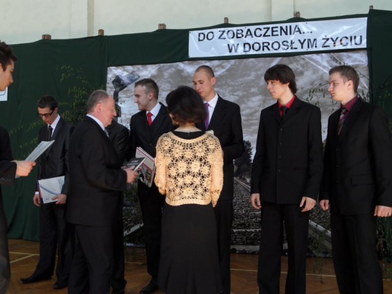 Zdjęcie w galerii na portalu naszwodzislaw.com: Maturzyści zakończyli rok szkolny wiadomości z regionu