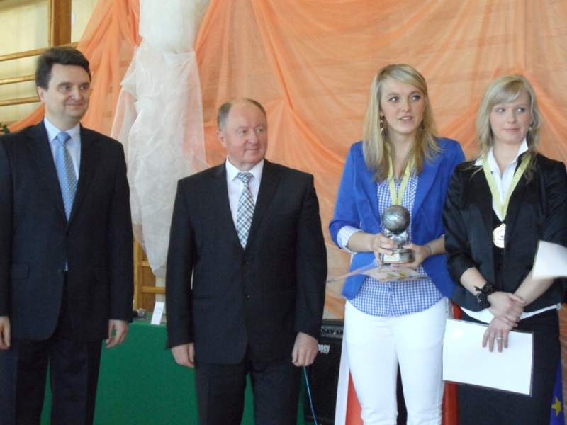 Zdjęcie w galerii na portalu naszwodzislaw.com: Maturzyści zakończyli rok szkolny wiadomości z regionu