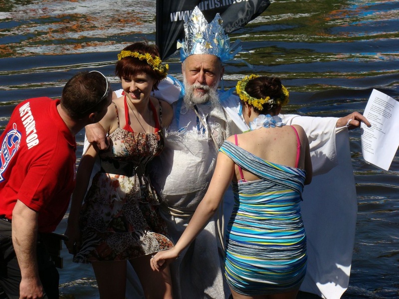 Zdjęcie w galerii na portalu naszwodzislaw.com: Neptun i Wiosenki na otwarciu Rudy wiadomości z regionu