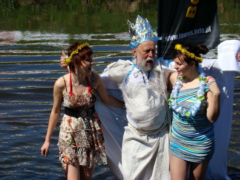 Zdjęcie w galerii na portalu naszwodzislaw.com: Neptun i Wiosenki na otwarciu Rudy wiadomości z regionu