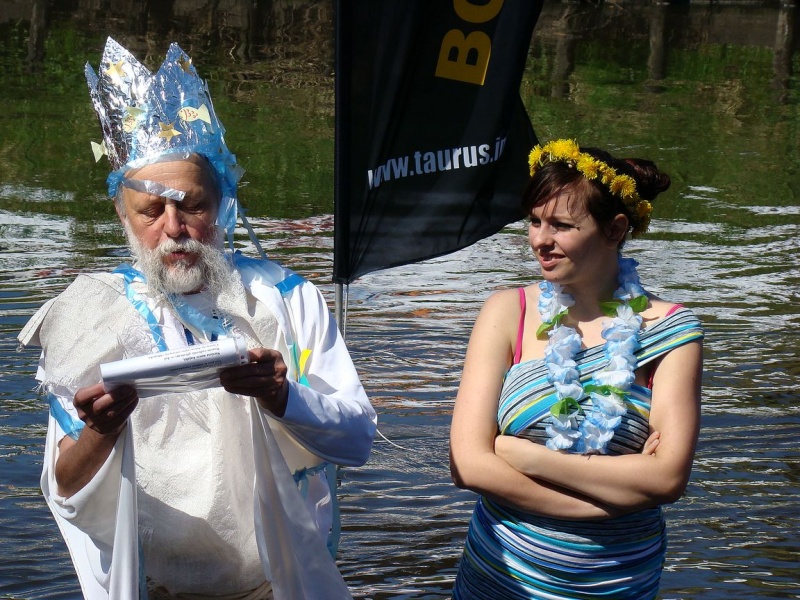 Zdjęcie w galerii na portalu naszwodzislaw.com: Neptun i Wiosenki na otwarciu Rudy wiadomości z regionu