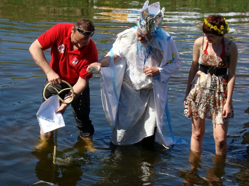 Zdjęcie w galerii na portalu naszwodzislaw.com: Neptun i Wiosenki na otwarciu Rudy wiadomości z regionu