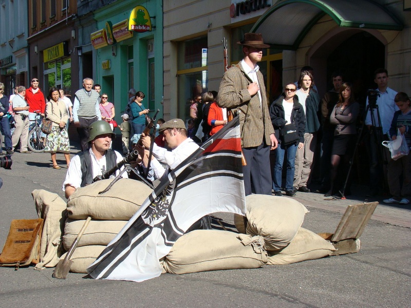 Zdjęcie w galerii na portalu naszwodzislaw.com: Rekonstruktorzy z Wodzisławia na deptaku wiadomości z regionu