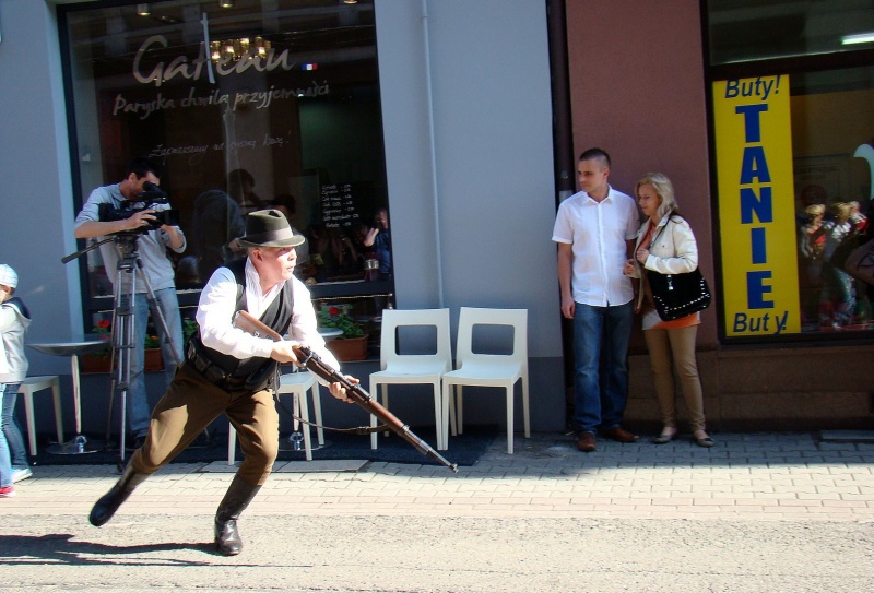 Zdjęcie w galerii na portalu naszwodzislaw.com: Rekonstruktorzy z Wodzisławia na deptaku wiadomości z regionu