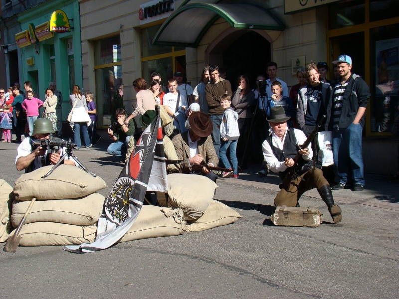 Zdjęcie w galerii na portalu naszwodzislaw.com: Rekonstruktorzy z Wodzisławia na deptaku wiadomości z regionu
