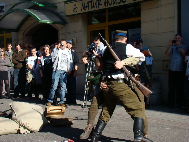 Zdjęcie w galerii na portalu naszwodzislaw.com: Rekonstruktorzy z Wodzisławia na deptaku wiadomości z regionu