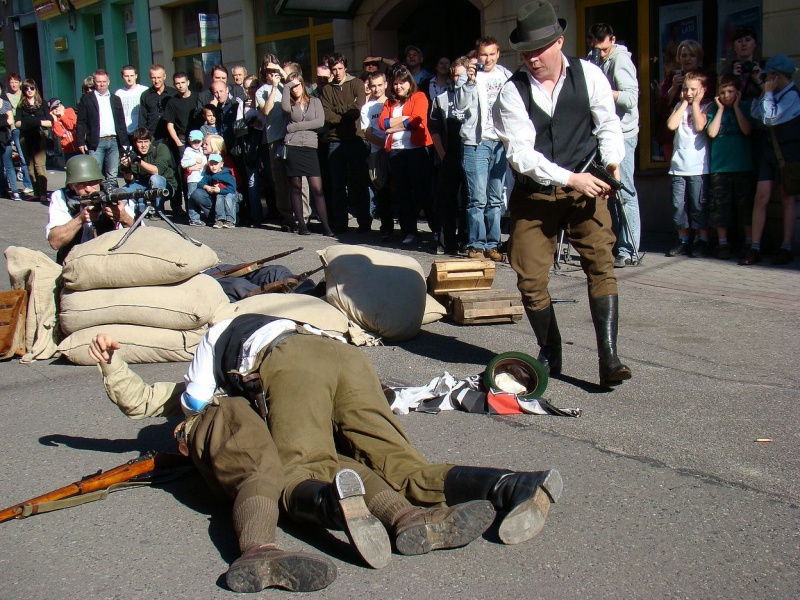 Zdjęcie w galerii na portalu naszwodzislaw.com: Rekonstruktorzy z Wodzisławia na deptaku wiadomości z regionu