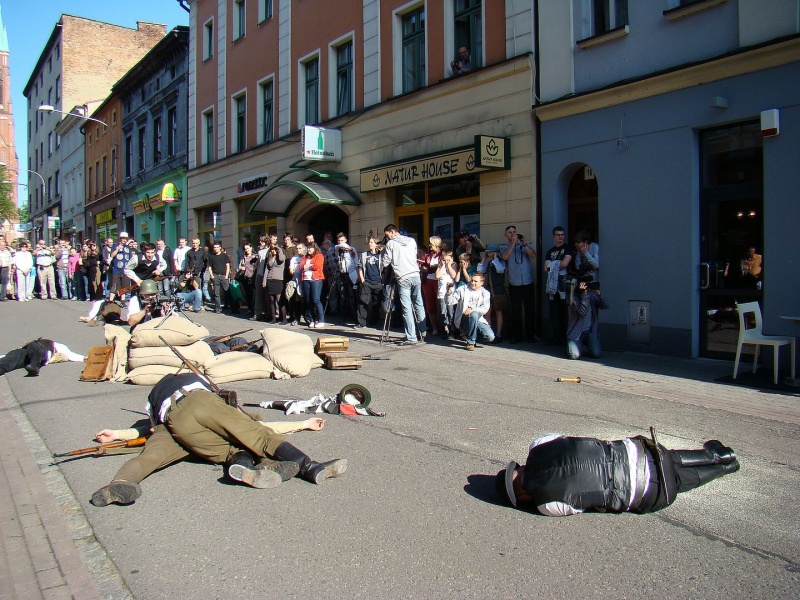 Zdjęcie w galerii na portalu naszwodzislaw.com: Rekonstruktorzy z Wodzisławia na deptaku wiadomości z regionu