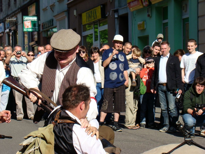 Zdjęcie w galerii na portalu naszwodzislaw.com: Rekonstruktorzy z Wodzisławia na deptaku wiadomości z regionu