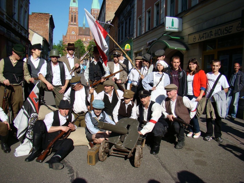 Zdjęcie w galerii na portalu naszwodzislaw.com: Rekonstruktorzy z Wodzisławia na deptaku wiadomości z regionu