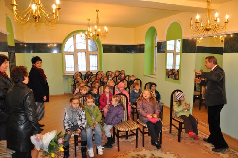 Zdjęcie w galerii na portalu naszwodzislaw.com: Przedszkolaki z wizytą w urzędzie wiadomości z regionu