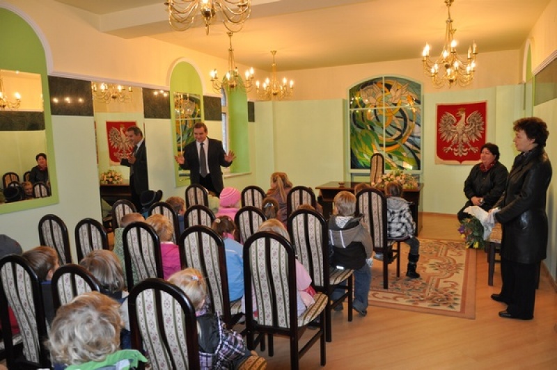 Zdjęcie w galerii na portalu naszwodzislaw.com: Przedszkolaki z wizytą w urzędzie wiadomości z regionu