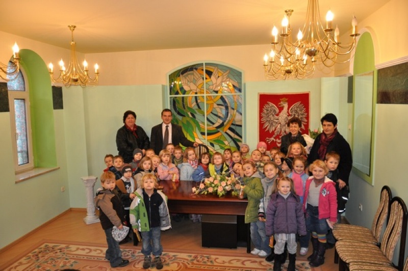 Zdjęcie w galerii na portalu naszwodzislaw.com: Przedszkolaki z wizytą w urzędzie wiadomości z regionu