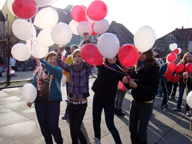Zdjęcie w galerii na portalu naszwodzislaw.com: Balony wzbiły się w powietrze wiadomości z regionu