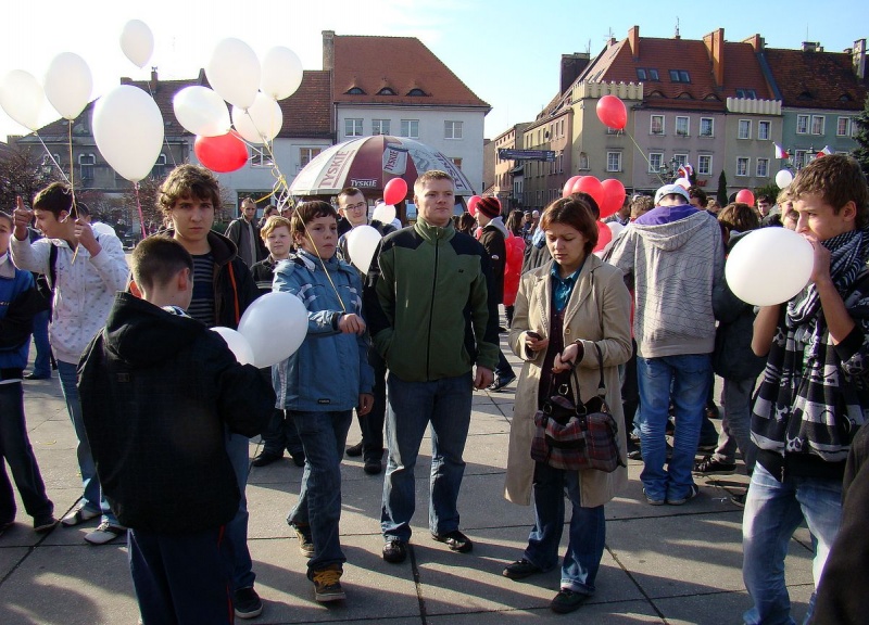 Zdjęcie w galerii na portalu naszwodzislaw.com: Balony wzbiły się w powietrze wiadomości z regionu