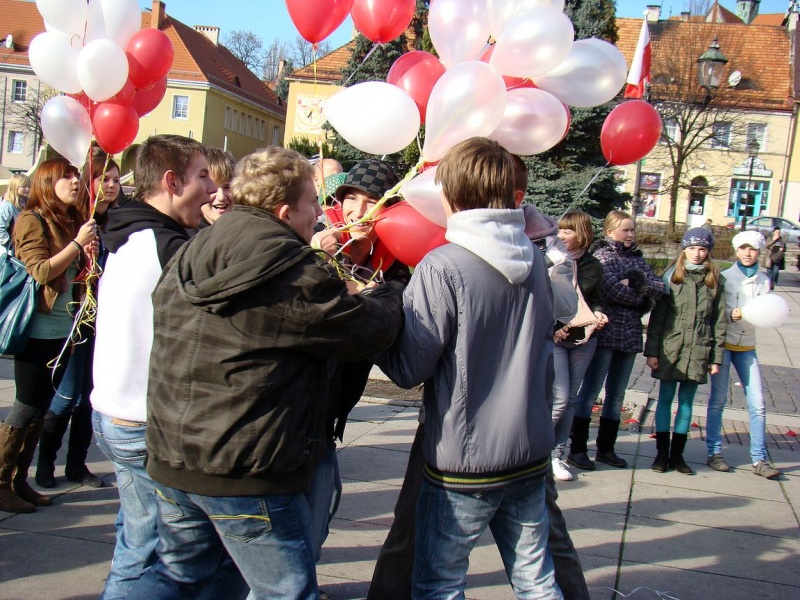 Zdjęcie w galerii na portalu naszwodzislaw.com: Balony wzbiły się w powietrze wiadomości z regionu