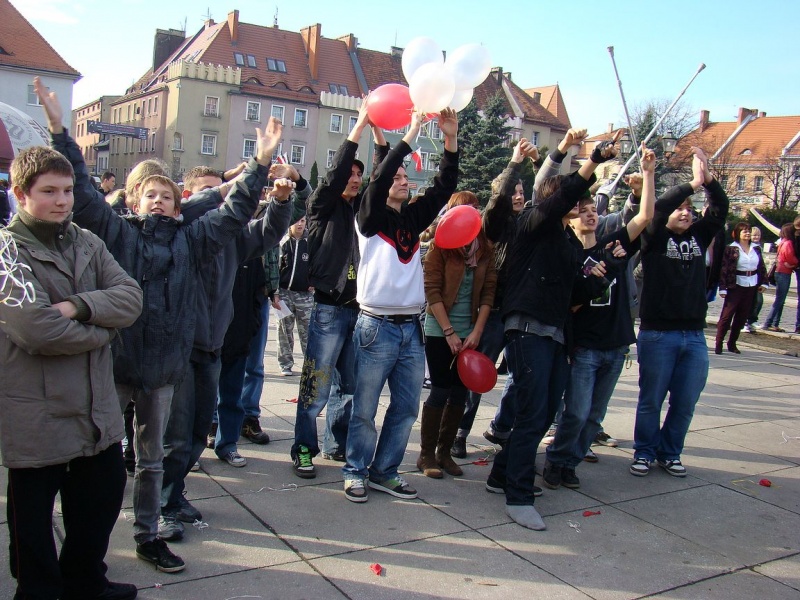 Zdjęcie w galerii na portalu naszwodzislaw.com: Balony wzbiły się w powietrze wiadomości z regionu