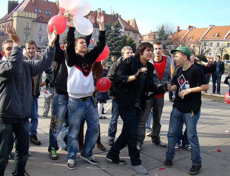 Zdjęcie w galerii na portalu naszwodzislaw.com: Balony wzbiły się w powietrze wiadomości z regionu