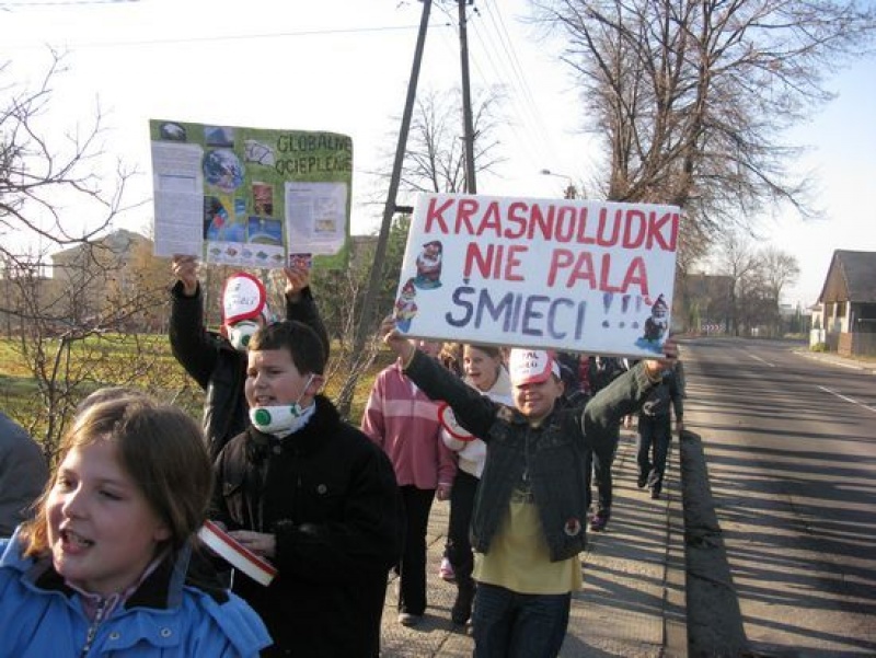 Zdjęcie w galerii na portalu naszwodzislaw.com: To nie krasnoludki palą śmieci! wiadomości z regionu