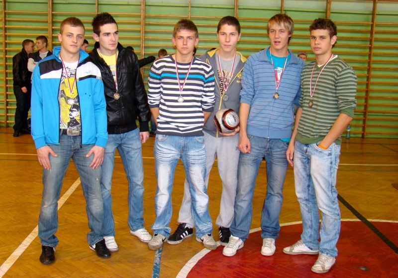 Zdjęcie w galerii na portalu naszwodzislaw.com: Mistrzowie powiatu w piłce halowej wiadomości z regionu