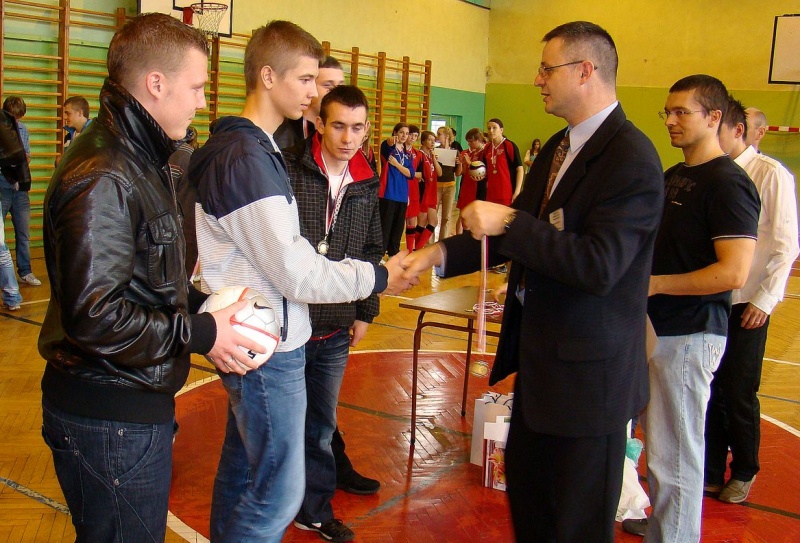 Zdjęcie w galerii na portalu naszwodzislaw.com: Mistrzowie powiatu w piłce halowej wiadomości z regionu