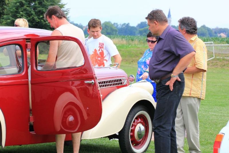 Zdjęcie w galerii na portalu naszwodzislaw.com: Zabytkowe pojazdy zjechały do Zabełkowa wiadomości z regionu