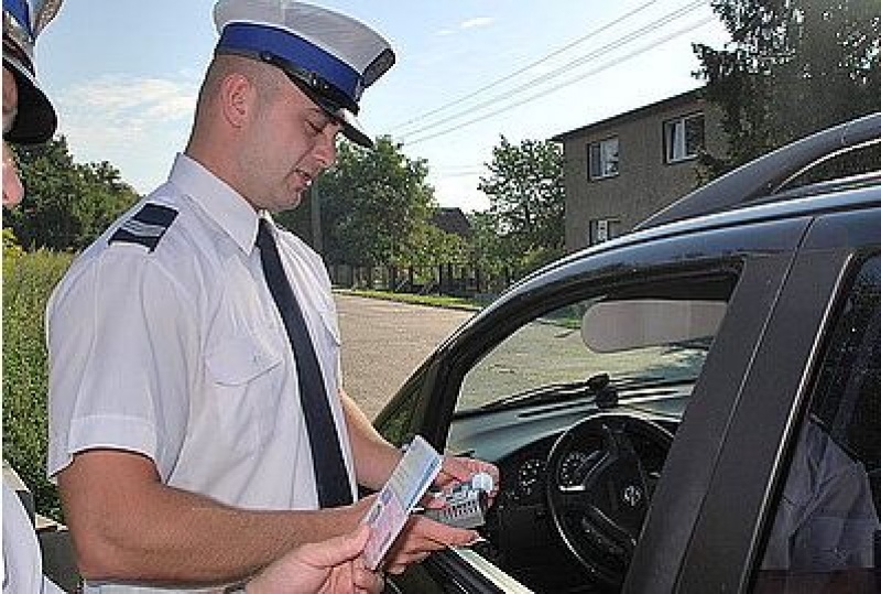 Zdjęcie w galerii na portalu naszwodzislaw.com: Wyznanie miłości podczas kontroli trzeźwości wiadomości z regionu