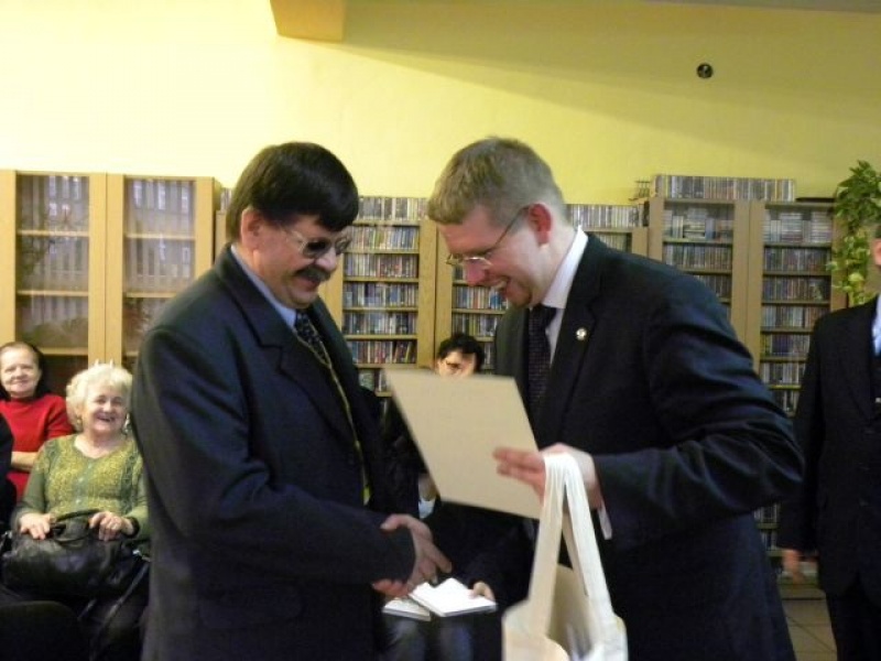 Zdjęcie w galerii na portalu naszwodzislaw.com: Z książką mówioną na TY wiadomości z regionu