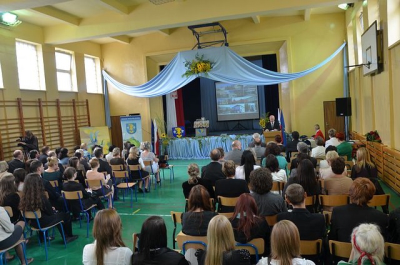 Zdjęcie w galerii na portalu naszwodzislaw.com: Uroczyście rozpoczęli nowy rok szkolny wiadomości z regionu
